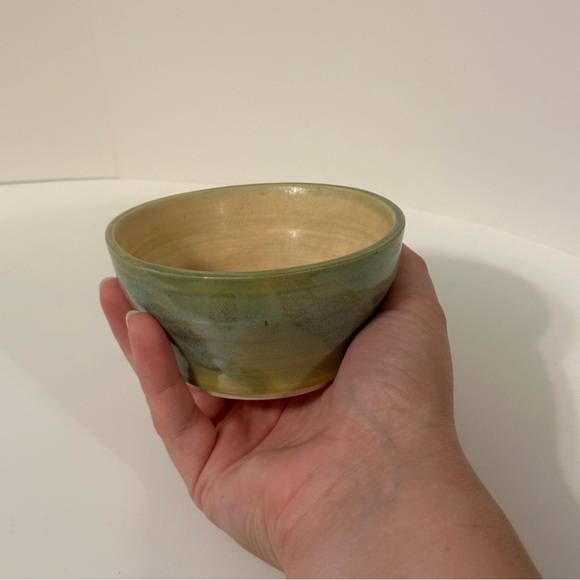 Handmade small stoneware bowl, tan and teal with decorative design - Picture 6 of 6